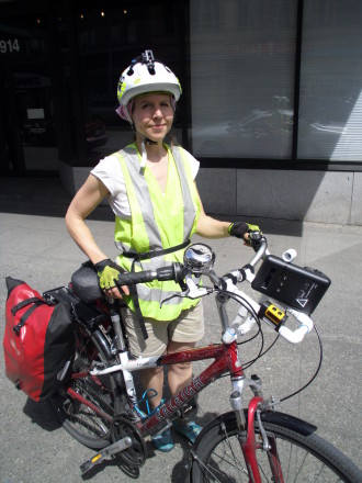 Heather McAuliffe with her pollution-sniffing instruments mounted on her bike. Photo from McAuliffe.